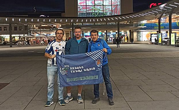 El irundarra Martin Huarte, en el medio, flanqueado por los lasartearras Igor Sevilla y Javi Moreno a su llegada en tren.