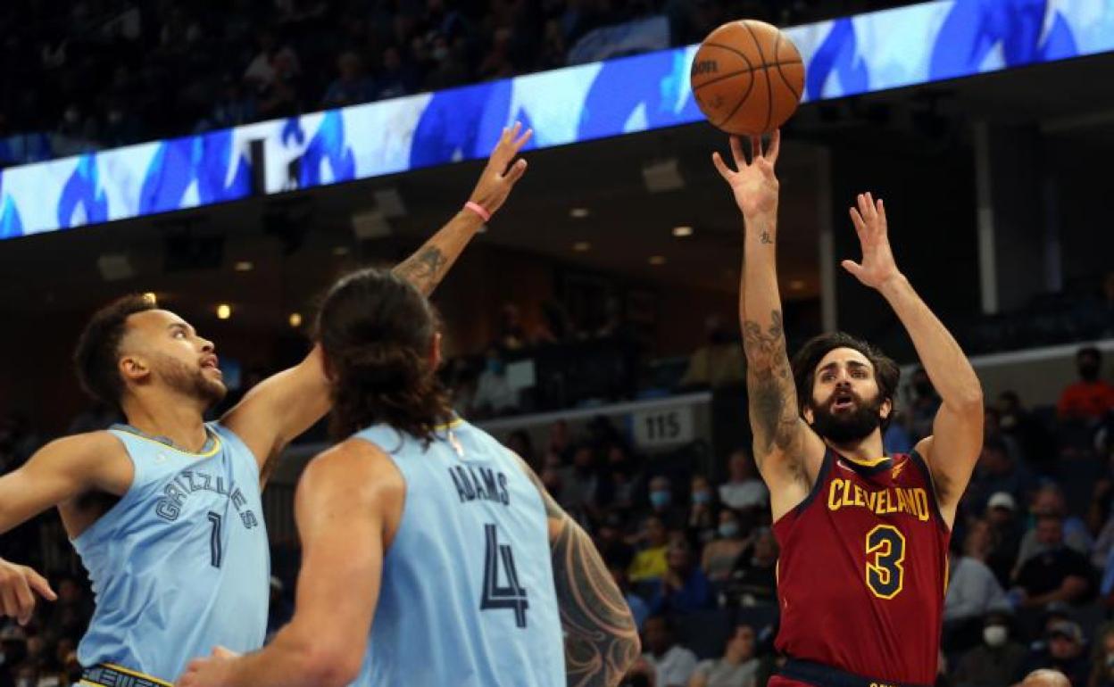 Ricky Rubio lanza a canasta. 