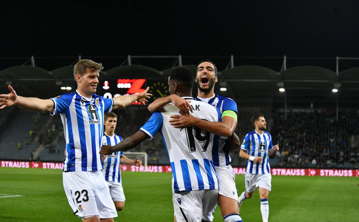 Los jugadores de la Real celebran el gol de Isak ante el Sturm Graz. 