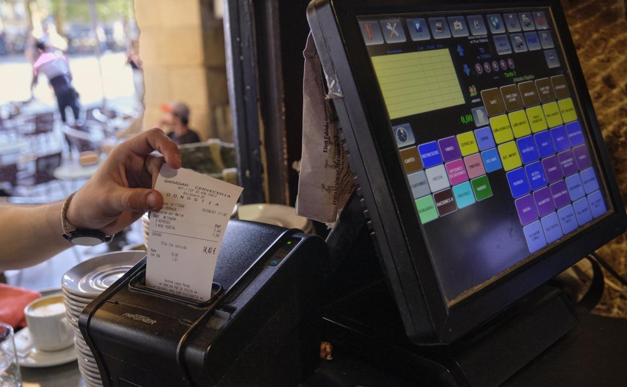 Los establecimientos de hostelería, al igual que los de hospedaje y el comercio iniciarán el periodo obligatorio del TicketBai el 1 de noviembre de 2022. 