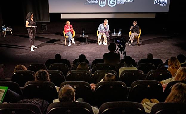 Un momento de la mesa redonda, moderada por Gema Gómez, en la que participaron Mónica Pedreira, Mikel Feijoo y Mónica Lavandera. 