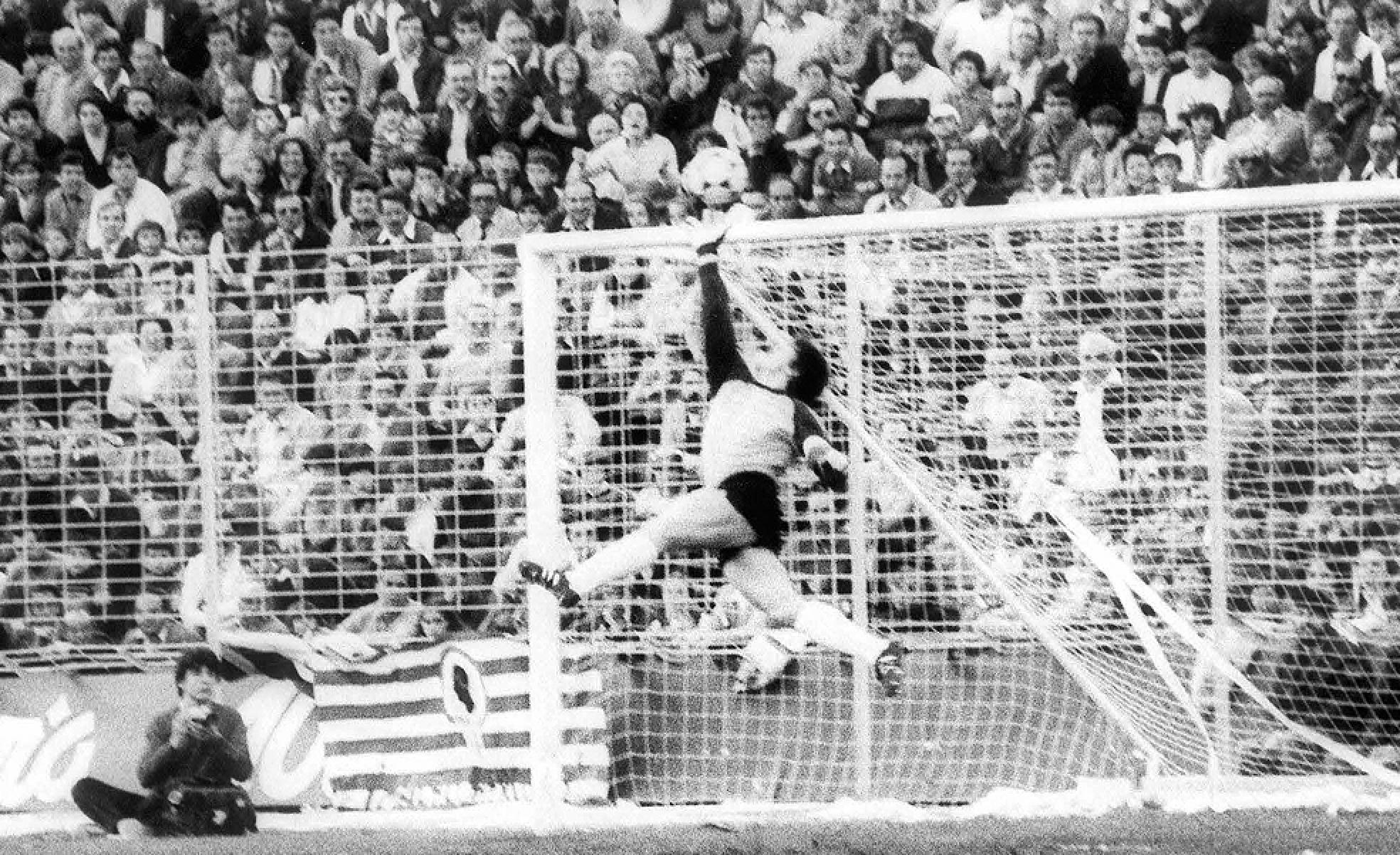 Insuperable. Arconada, siempre espectacular, saca una mano que evita que el balón entre por la misma escuadra.