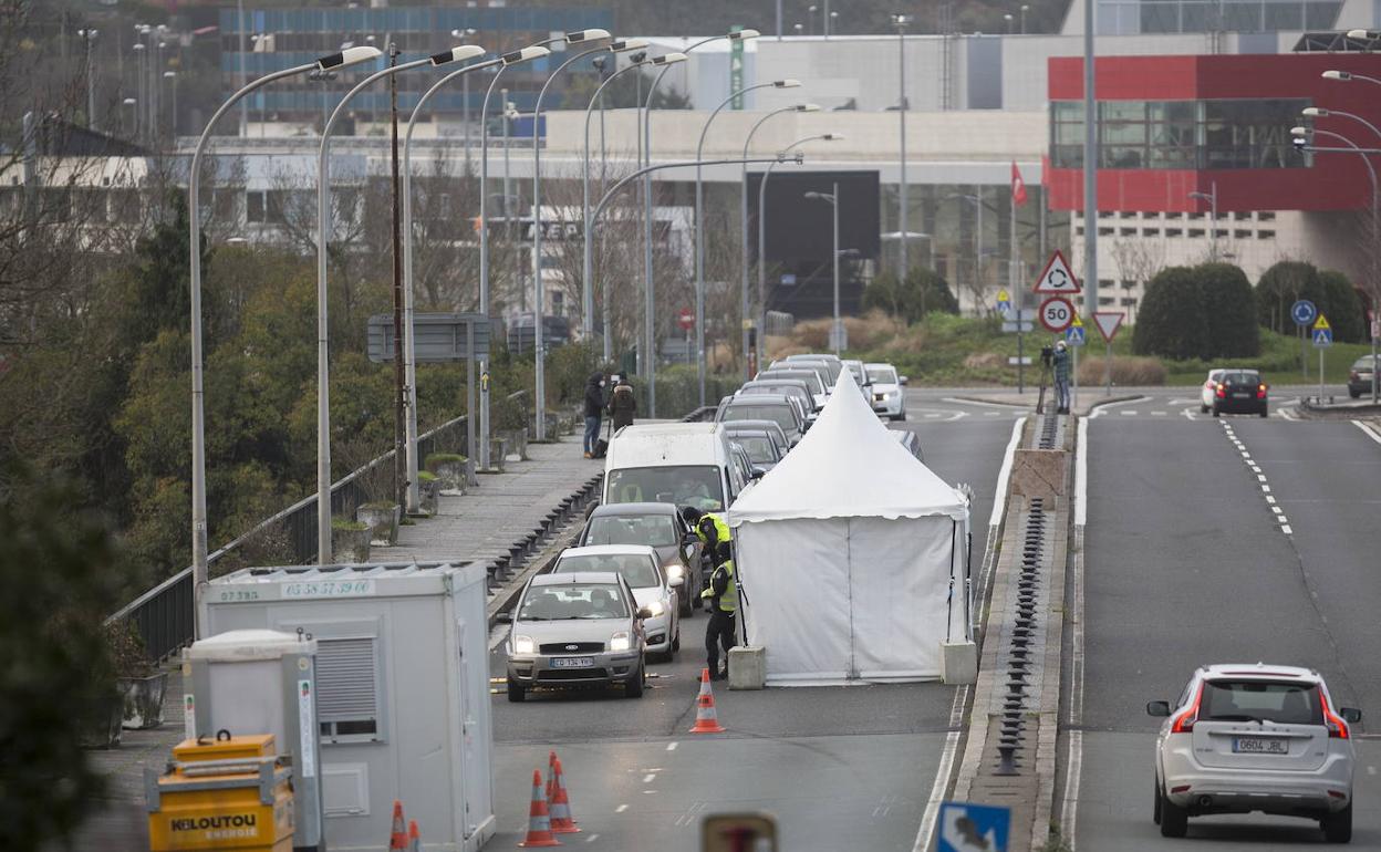 Imagen de un control policial de la Gendarmerie en el puente de Santiago. 