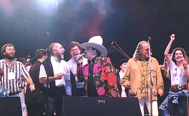 Imagen principal - Anoeta. Una imagen de los músicos participantes en el concierto 'Contra el miedo', celebrado en junio de 1995. Participantes en el concierto de Anoeta de 1989, impulsado por Imanol. Cartel de Chillida para la manifestación de 1989. 