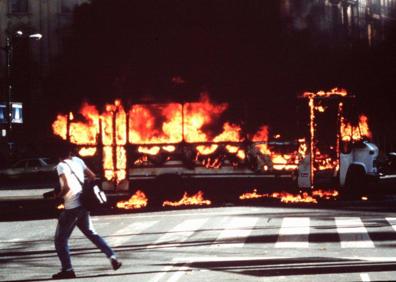 Imagen secundaria 1 - Cabecera de la manifestación por la paz celebrada en Portugalete el 28 de junio de 1978. Imagen del incendio de un autobús incluida en la exposición. Cartel de Oteiza (1987).