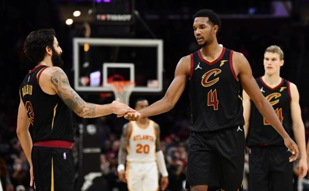 Ricky Rubio y Evan Mobley celebran una canasta. 