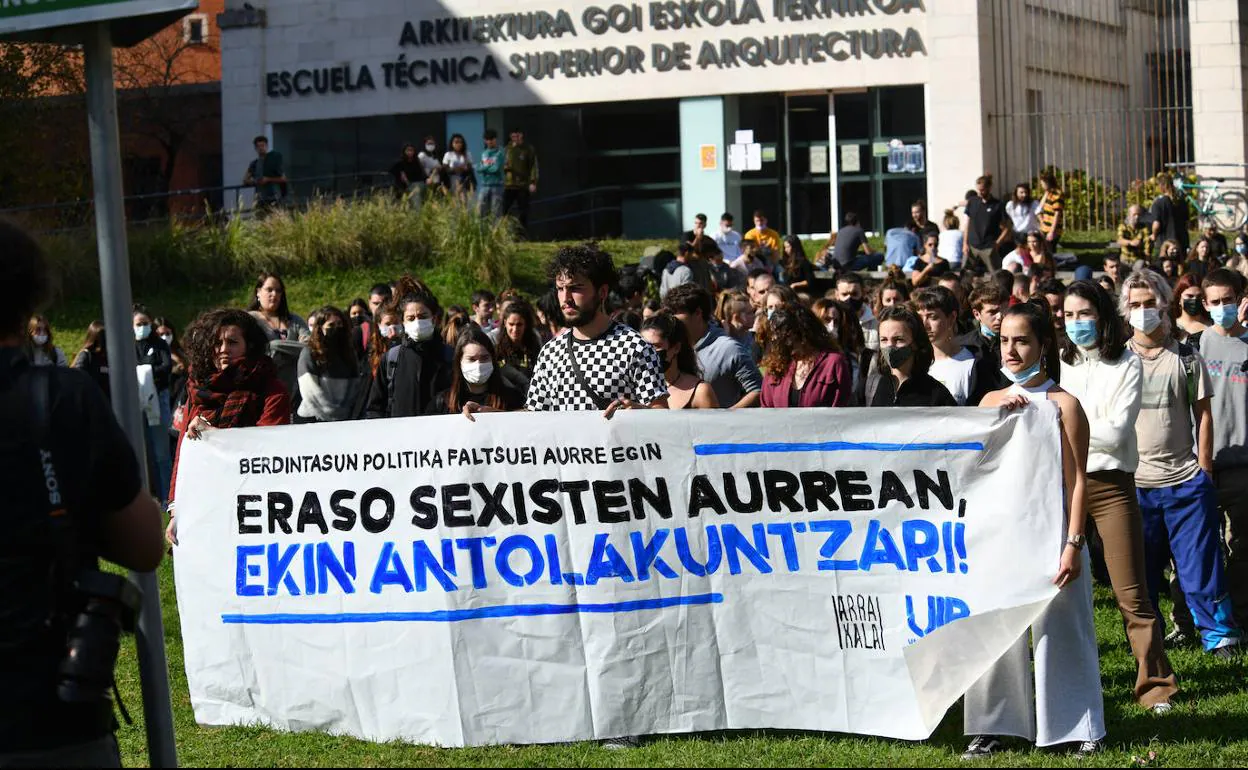 La UPV permite al profesor acusado de enseñar el pene a sus alumnos seguir  dando clases, pero solo de forma online | El Diario Vasco