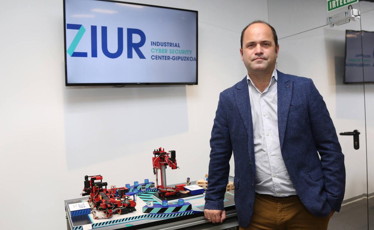 Koldo Peciña posa en el interior de la sede de Ziur. 