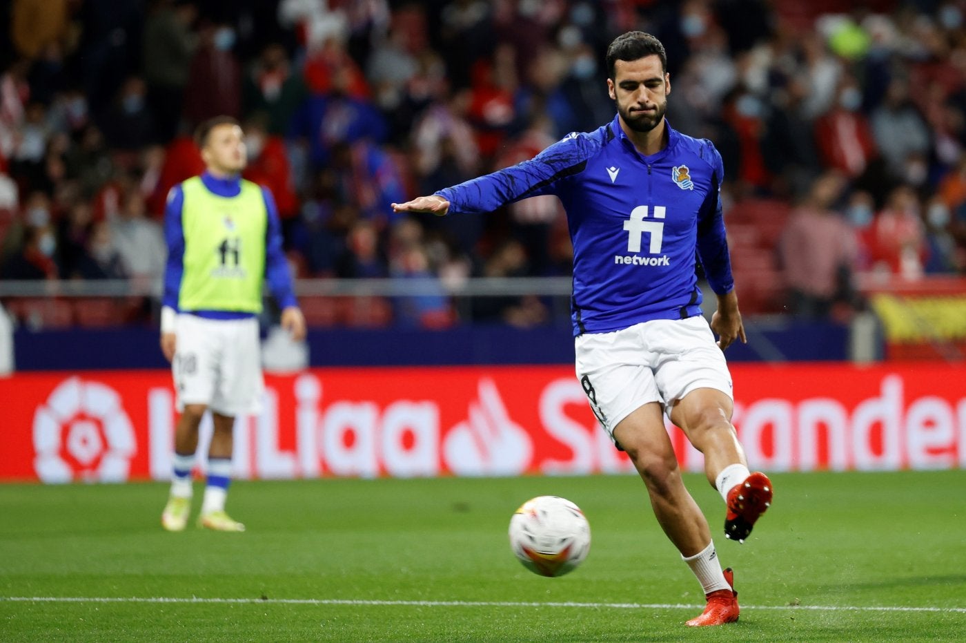 Mikel Merino chuta en el calentamiento del último partido en el Wanda. 