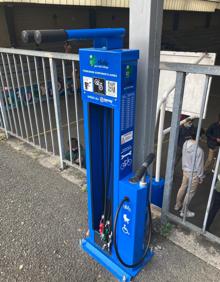 Imagen secundaria 2 - Irakasleek eta ikasleek lan egiten dute elkarrekin baratzean. Azpian, bizikletak konpontzeko tresna.