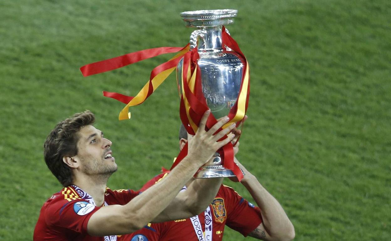 Fernando Llorente levanta el trofeo conquistado en la Eurocopa de 2012.