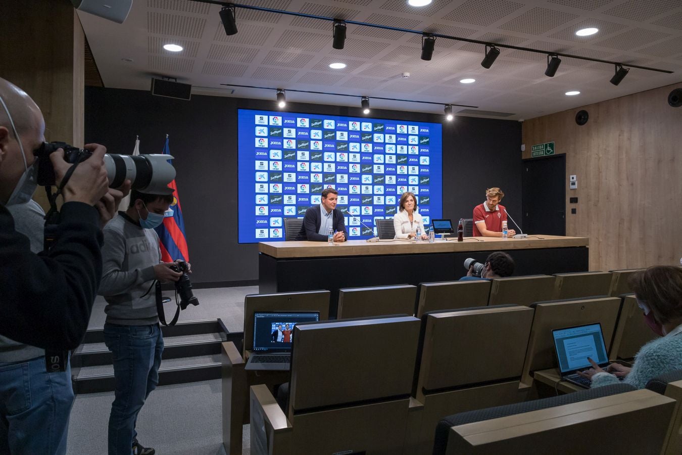 Fotos: Llorente se viste por primera vez de azulgrana