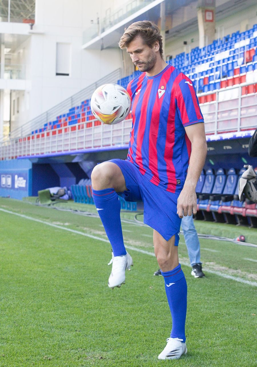 Fotos: Llorente se viste por primera vez de azulgrana