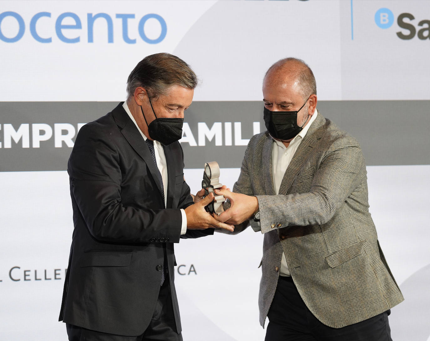 Joan Roca, chef en El Celler de Can Roca, recibe el Premio a la EMPRESA FAMILIAR de mano de Benjamín Lana, director general de Vocento Gastronomía.