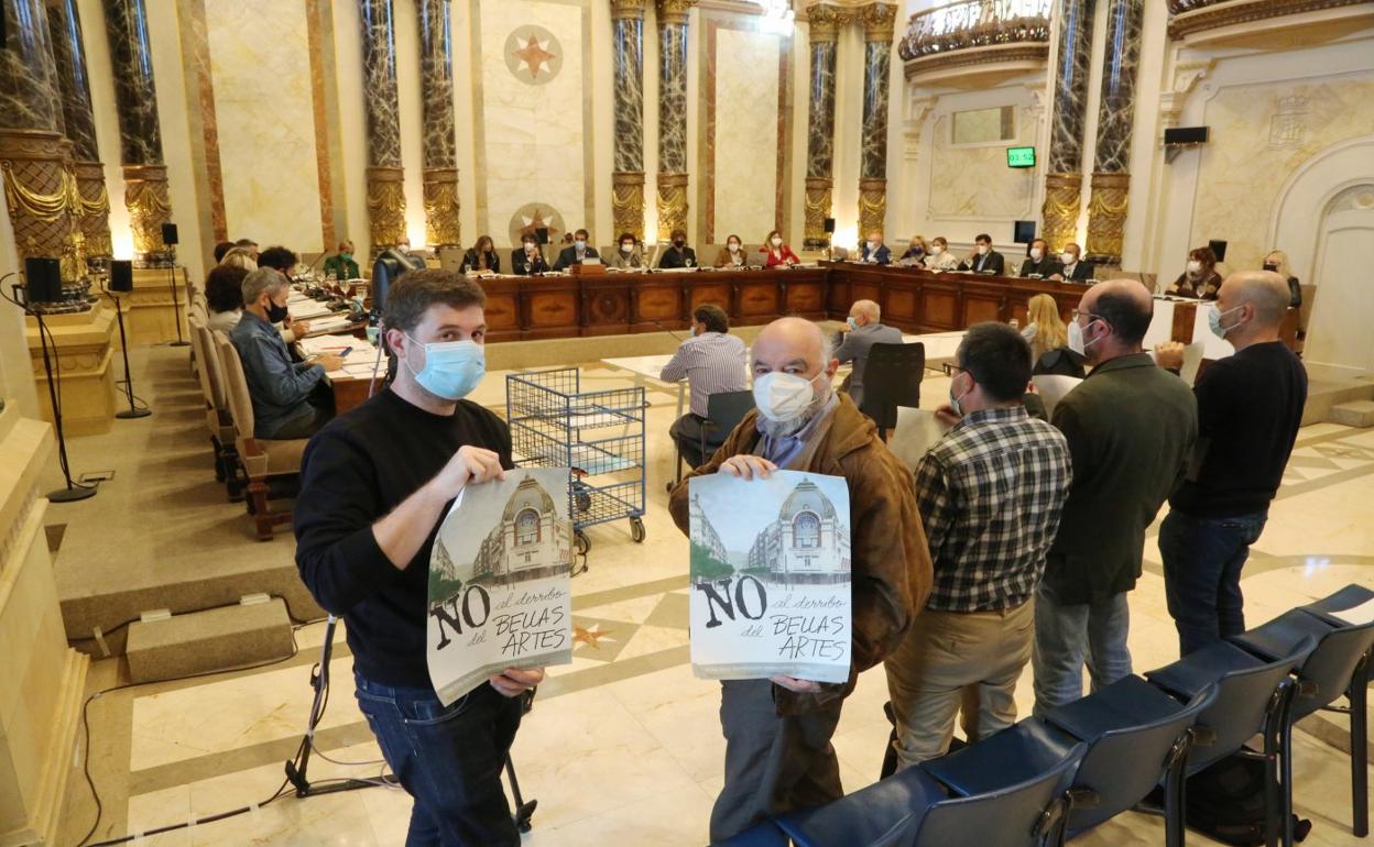 Miembros de la asociación patrimonialista Áncora protestan en el Salón de Plenos. 