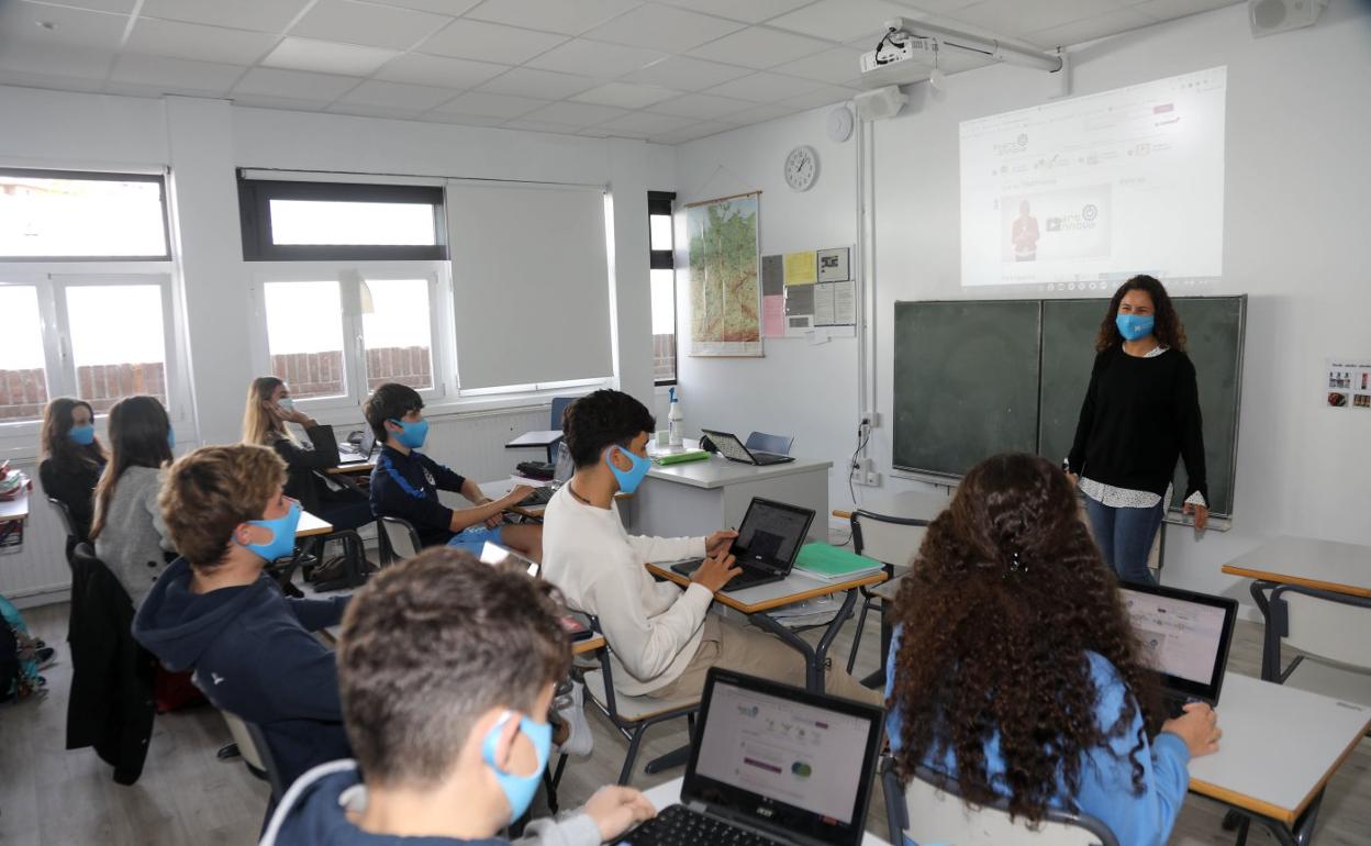Uno de los grupos de Deutsche Schule San Alberto Magno, trabajando en STARTinnova. 