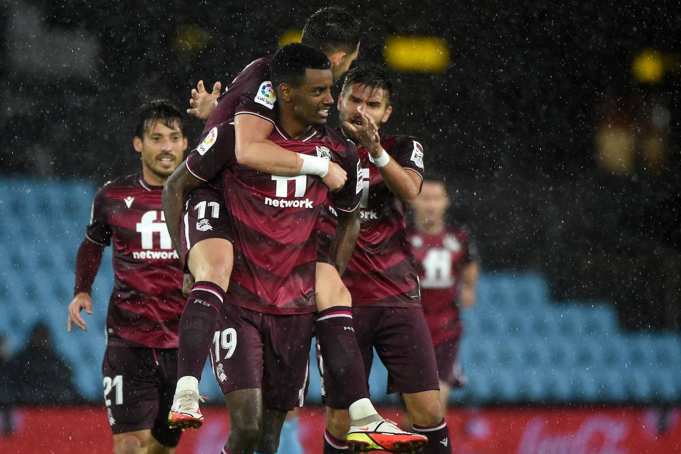 Silva, Januzaj, Isak y Portu celebran el gol del sueco. AFP