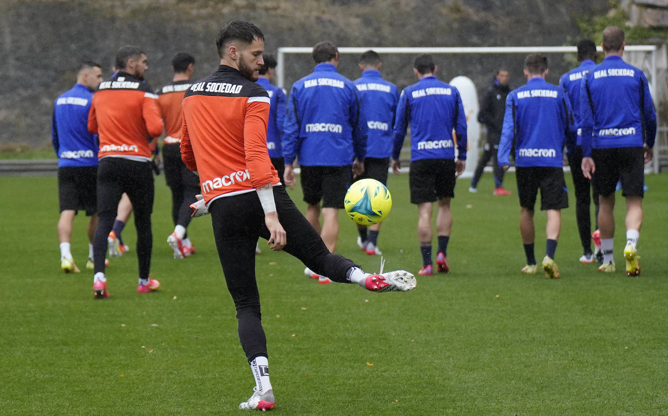 Barrenetxea controla un balón en el entrenamiento de esta mañana en Zubieta. 