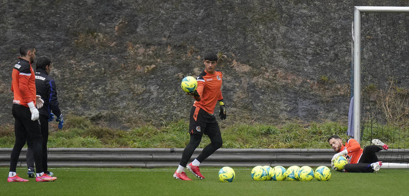 Barrenetxea controla un balón en el entrenamiento de esta mañana en Zubieta. 