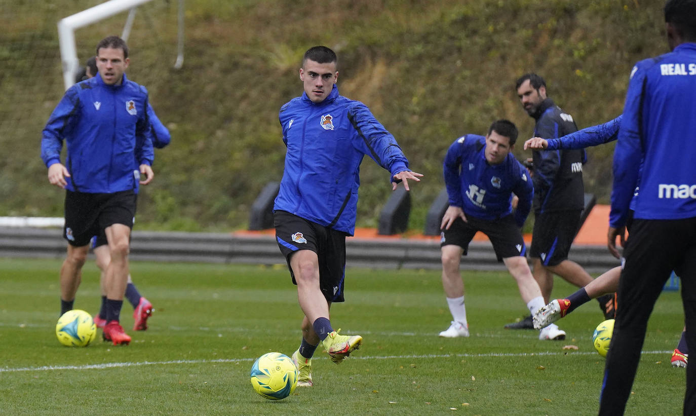 Barrenetxea controla un balón en el entrenamiento de esta mañana en Zubieta. 