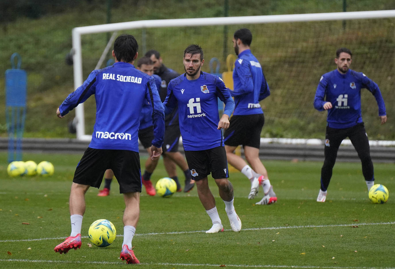 Barrenetxea controla un balón en el entrenamiento de esta mañana en Zubieta. 
