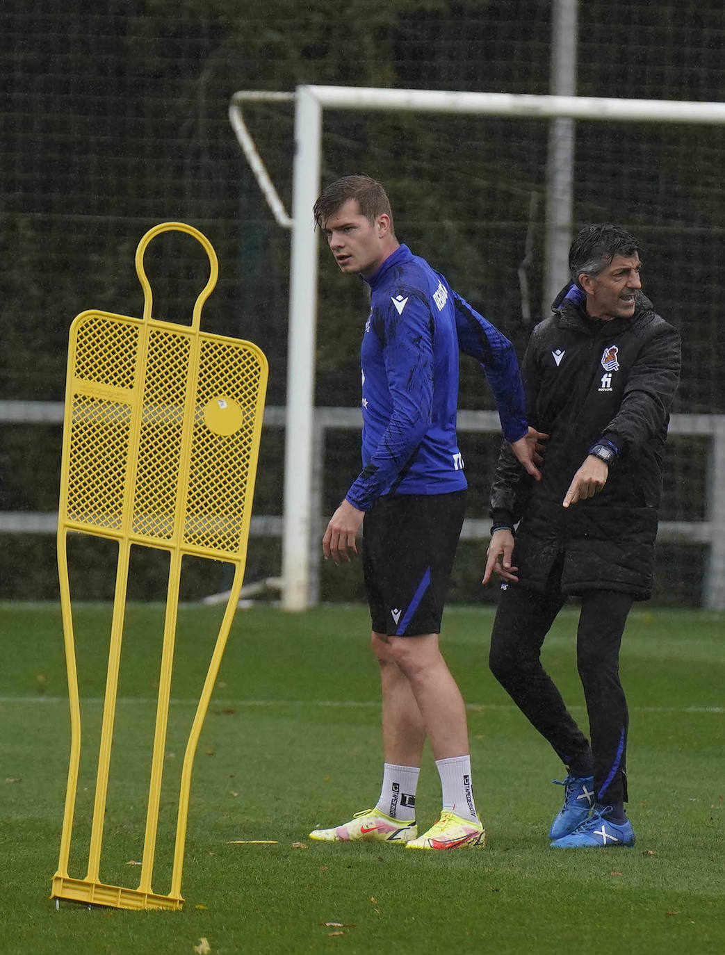 Barrenetxea controla un balón en el entrenamiento de esta mañana en Zubieta. 