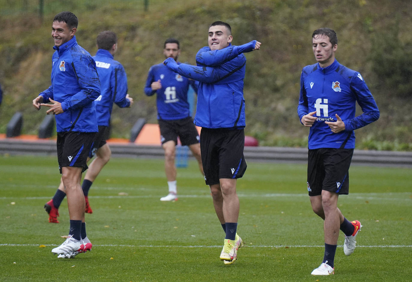 Barrenetxea controla un balón en el entrenamiento de esta mañana en Zubieta. 