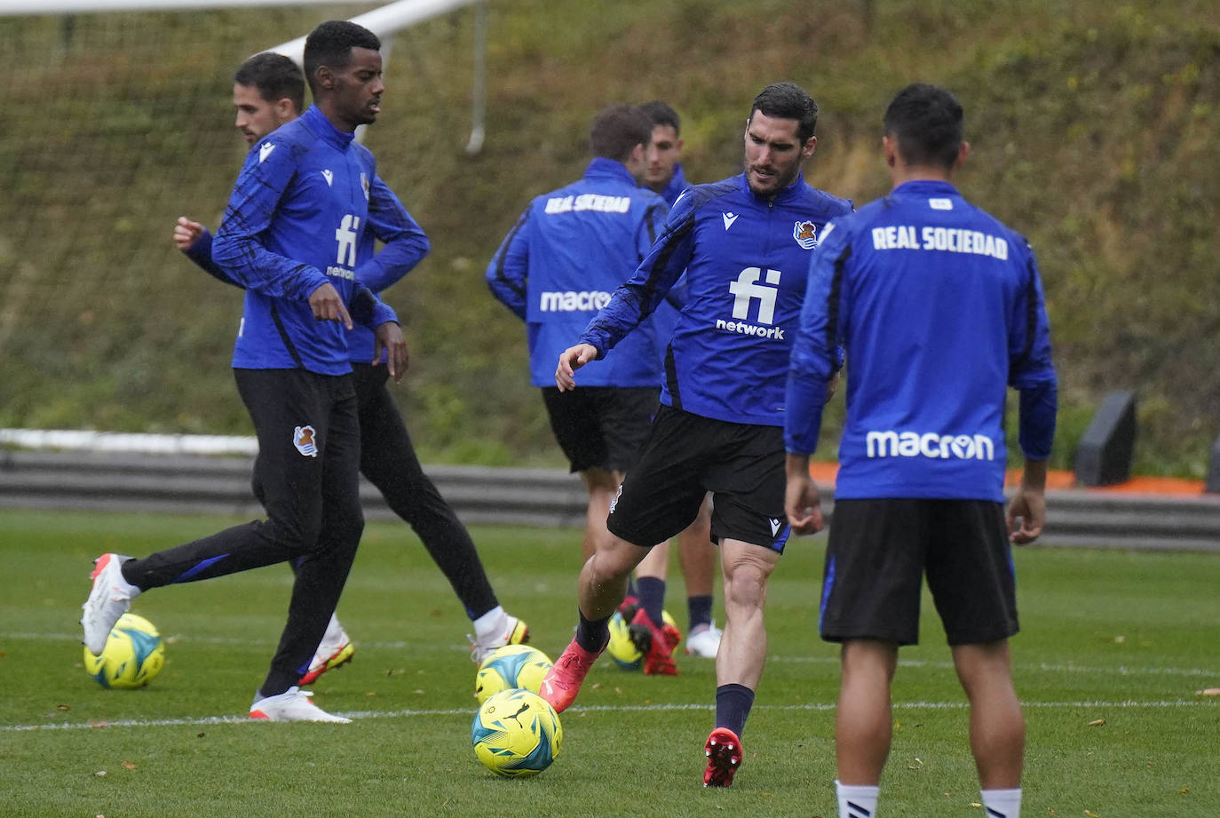 Barrenetxea controla un balón en el entrenamiento de esta mañana en Zubieta. 