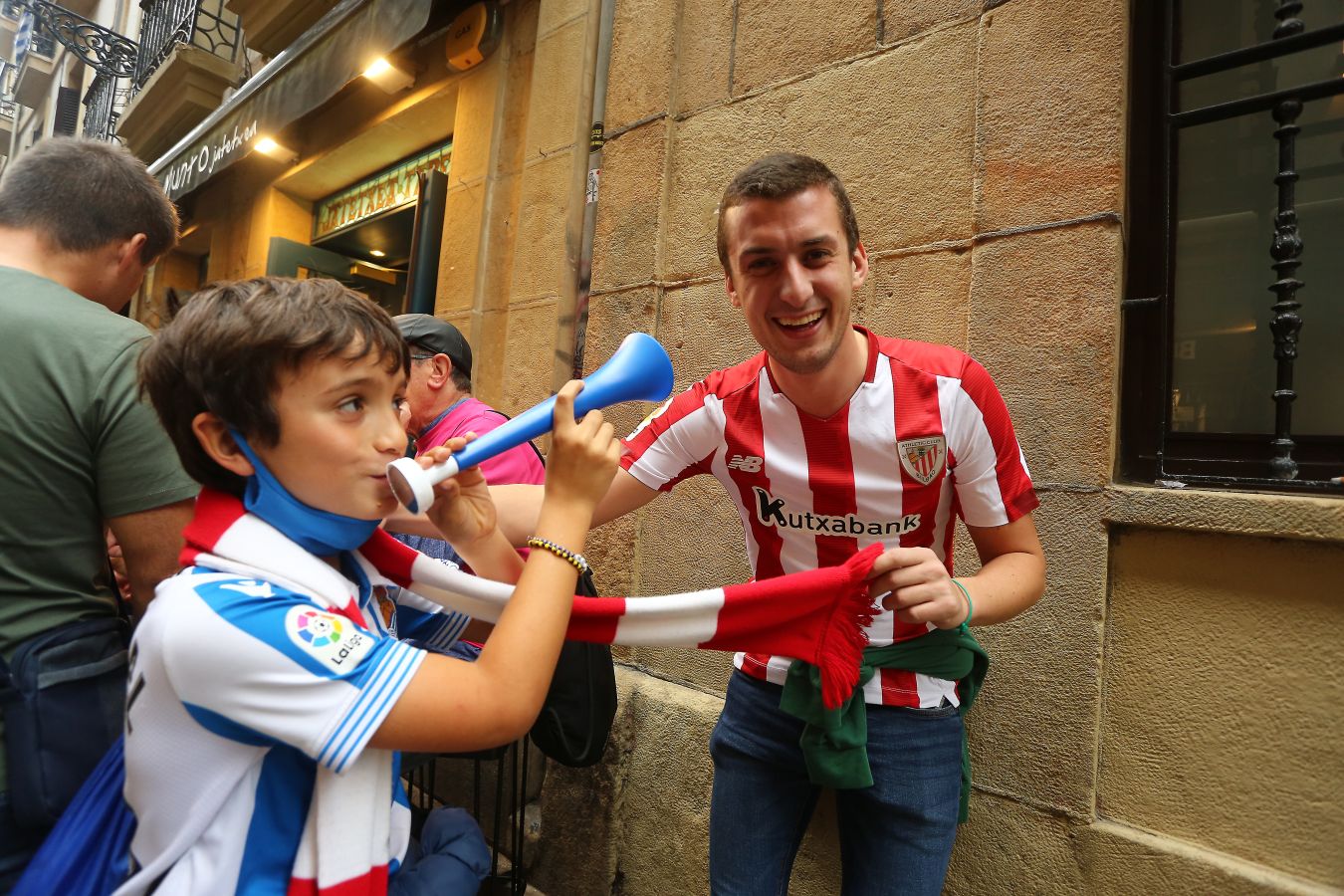 Fotos Real Sociedad - Athletic: Gran ambiente en los alrededores de Anoeta antes del derbi