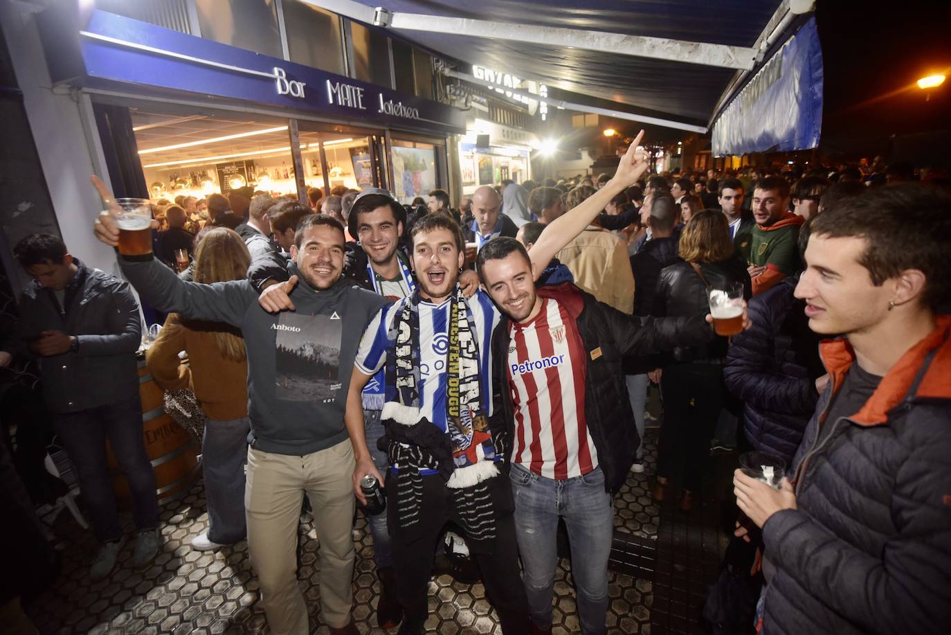 Fotos Real Sociedad - Athletic: Gran ambiente en los alrededores de Anoeta antes del derbi