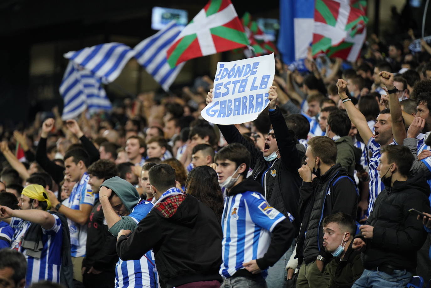 Fotos: Ambiente espectacular en Anoeta para disfrutar del derbi