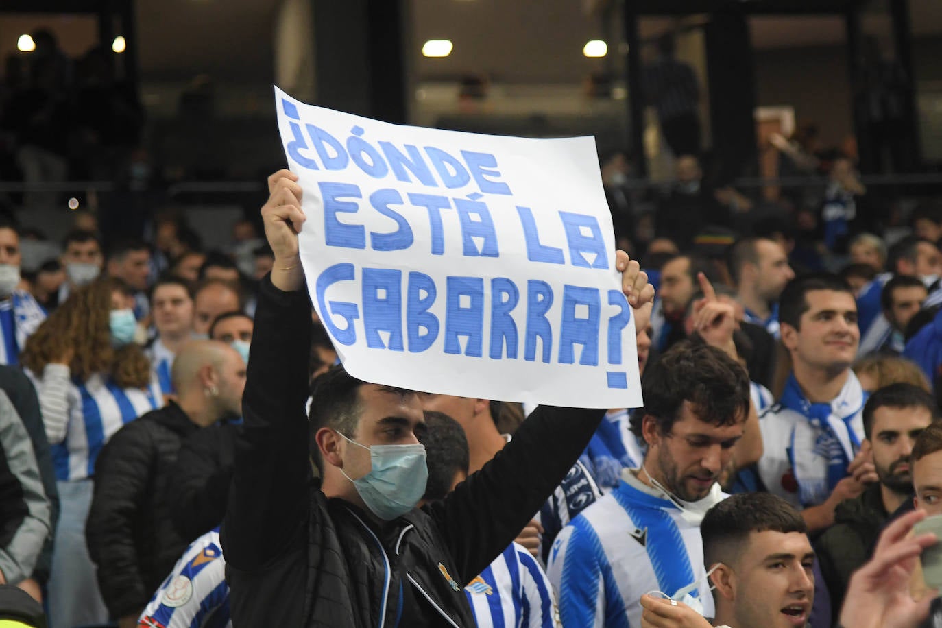 Fotos: Ambiente espectacular en Anoeta para disfrutar del derbi