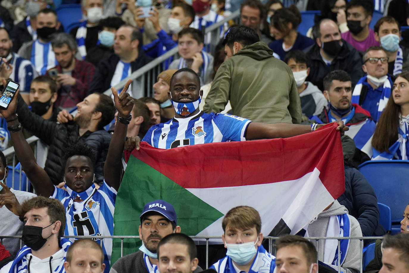 Fotos: Ambiente espectacular en Anoeta para disfrutar del derbi