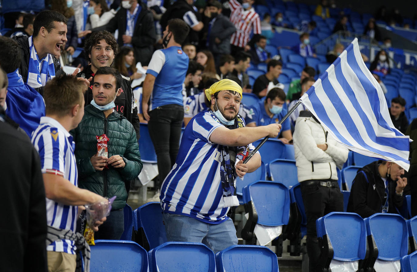 Fotos: Ambiente espectacular en Anoeta para disfrutar del derbi