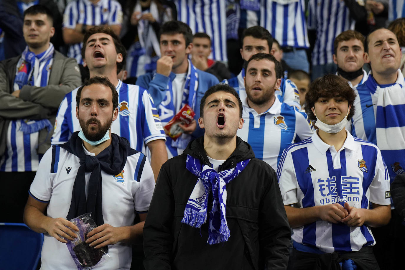 Fotos: Ambiente espectacular en Anoeta para disfrutar del derbi
