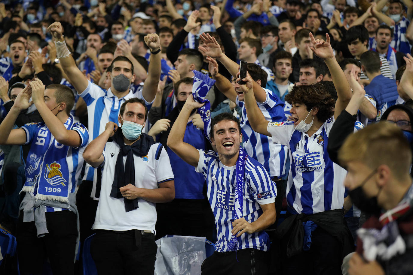 Fotos: Ambiente espectacular en Anoeta para disfrutar del derbi
