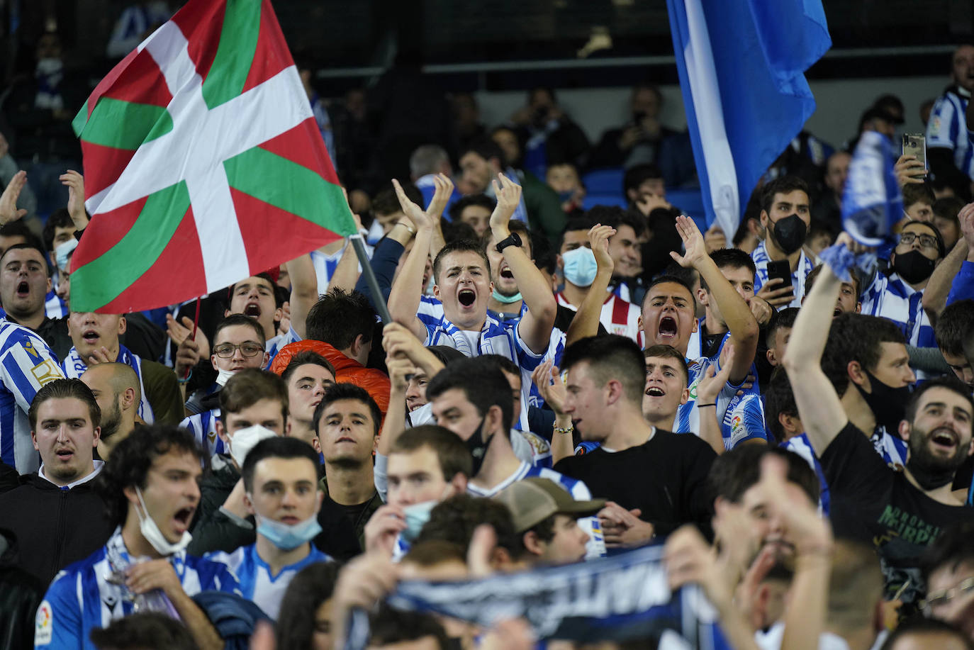 Fotos: Ambiente espectacular en Anoeta para disfrutar del derbi