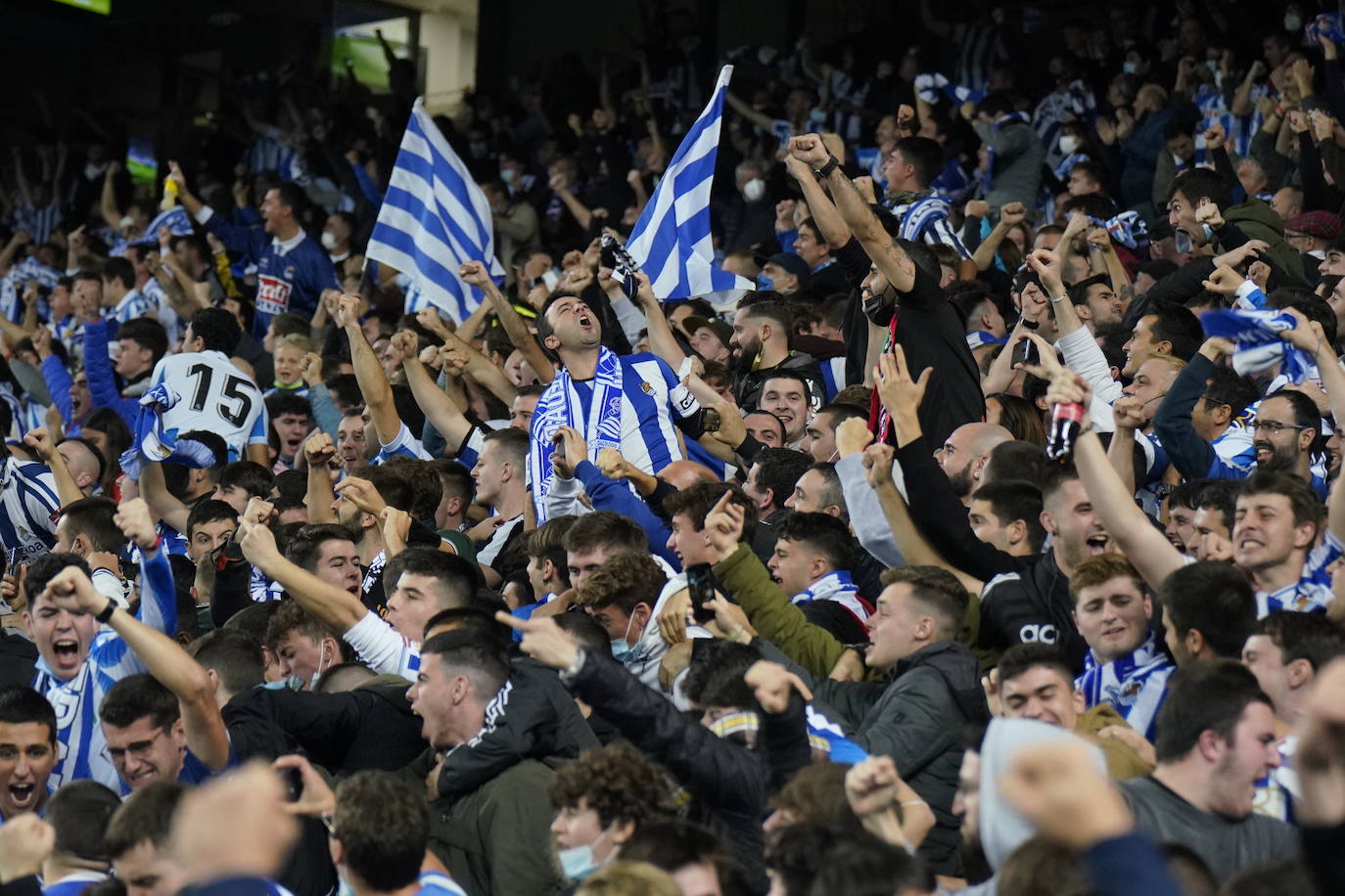 Fotos: Ambiente espectacular en Anoeta para disfrutar del derbi
