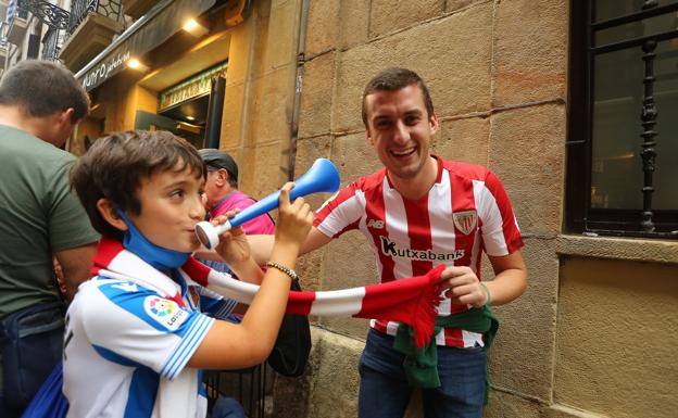 Aficionados de Real y Athletic exhiben sus colores por las calles de la Parte Vieja. 