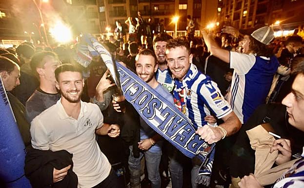 Bengalas, cánticos y ambiente festivo en la kalejira del derbi