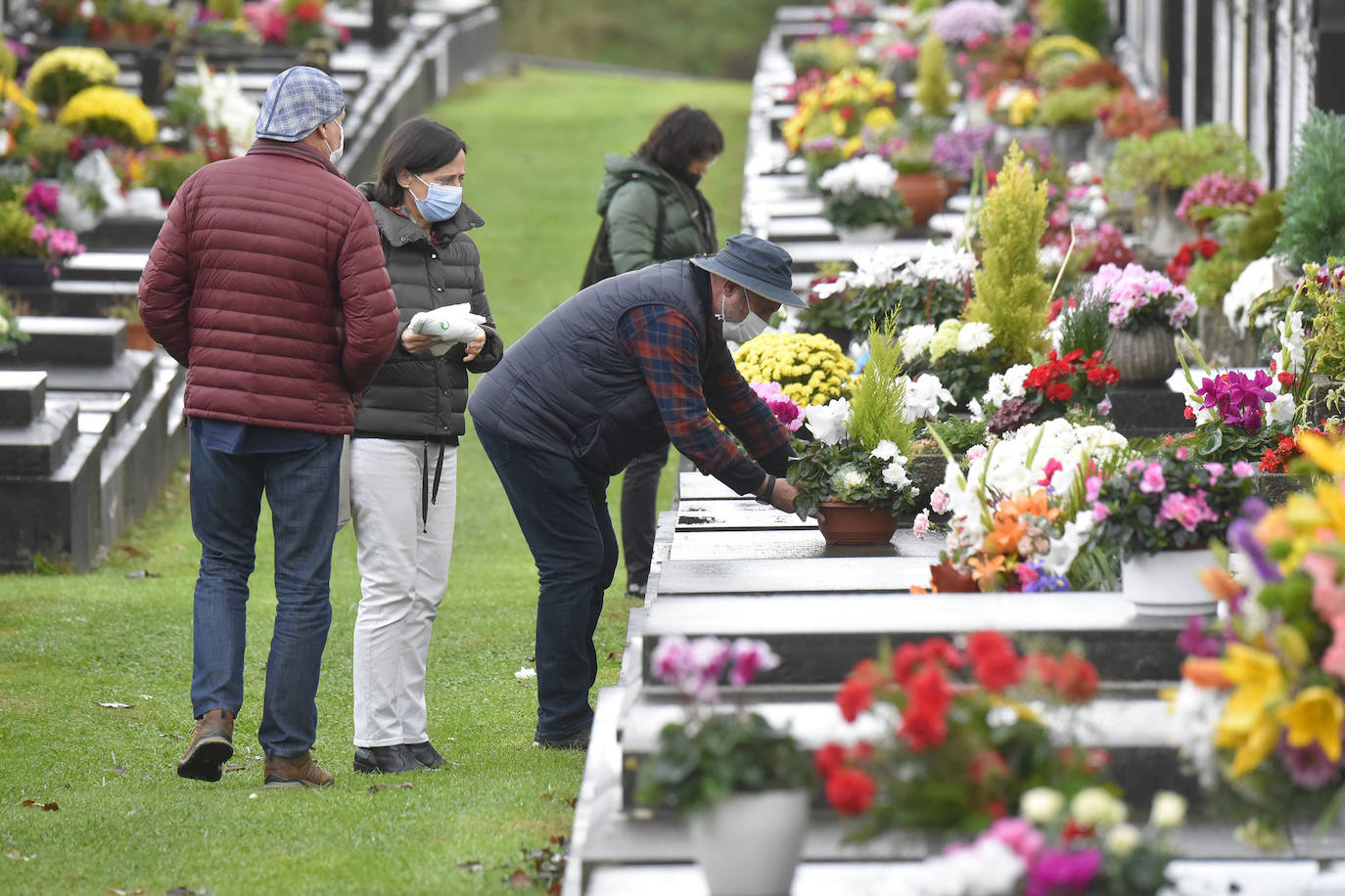 Fotos: Visitas y flores en los cementerios guipuzcoanos