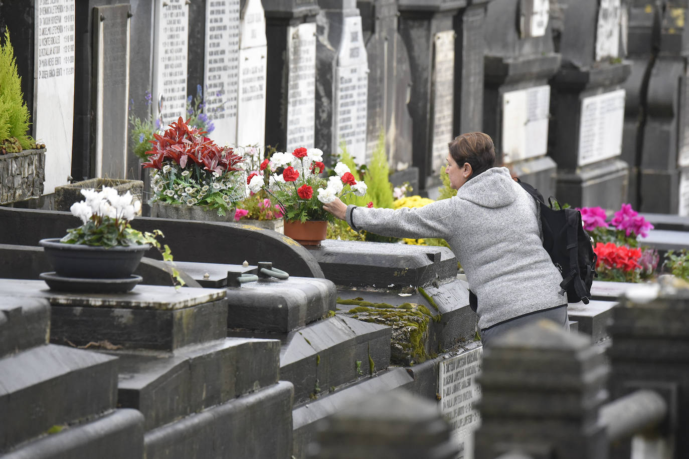 Fotos: Visitas y flores en los cementerios guipuzcoanos
