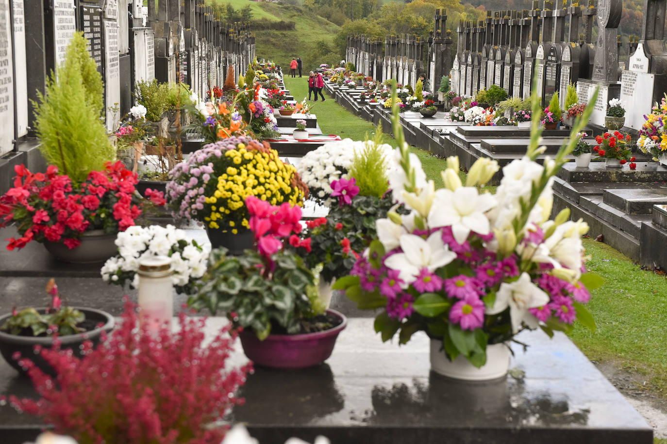 Fotos: Visitas y flores en los cementerios guipuzcoanos
