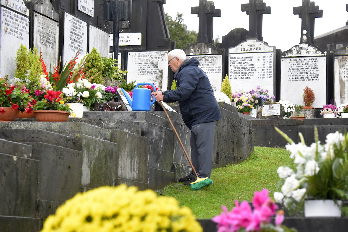 Fotos: Visitas y flores en los cementerios guipuzcoanos
