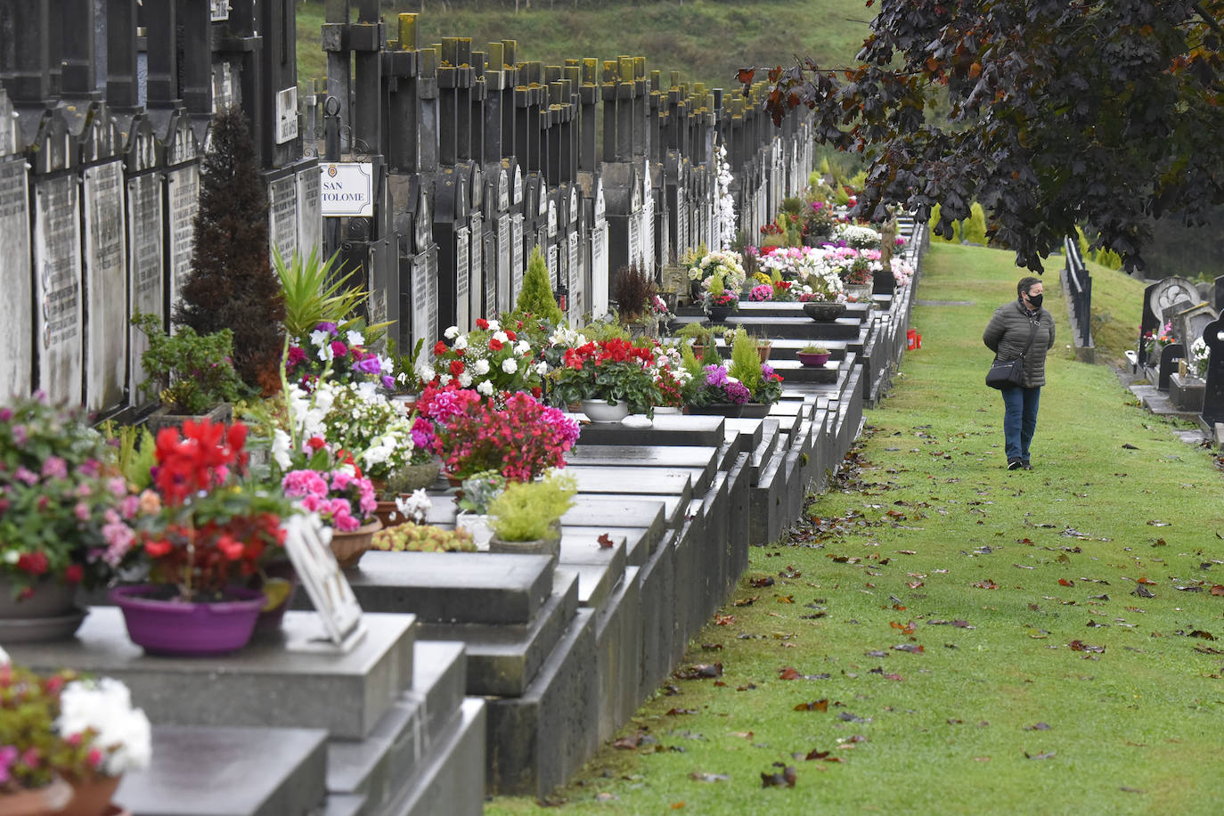 Fotos: Visitas y flores en los cementerios guipuzcoanos