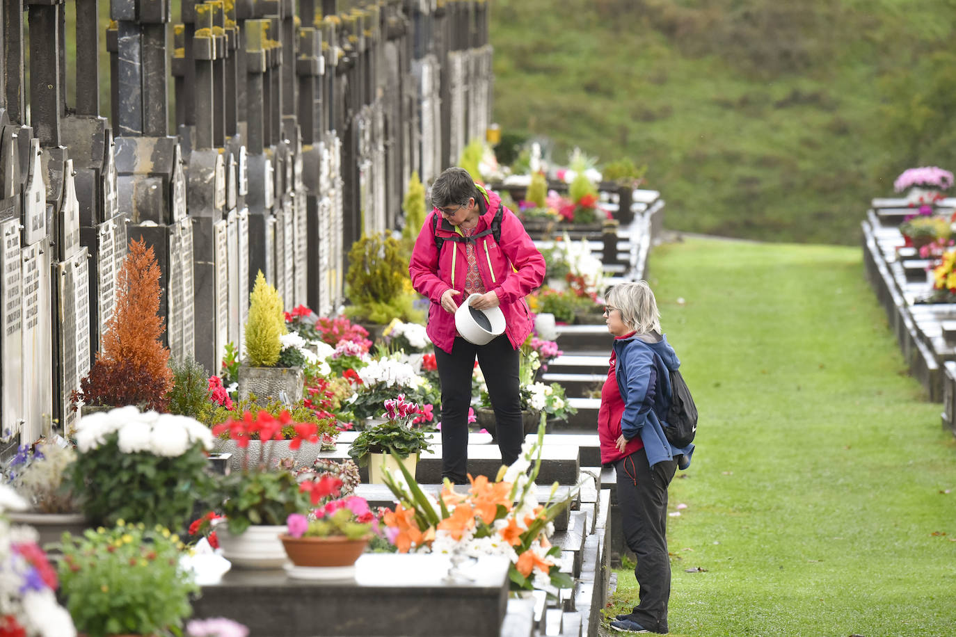 Fotos: Visitas y flores en los cementerios guipuzcoanos