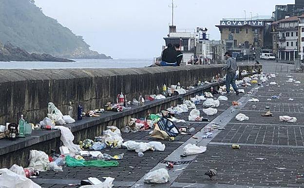 El puerto donostiarra amaneció el 13 de junio cubierto de restos de plásticos y cristales después de una noche de botellón.