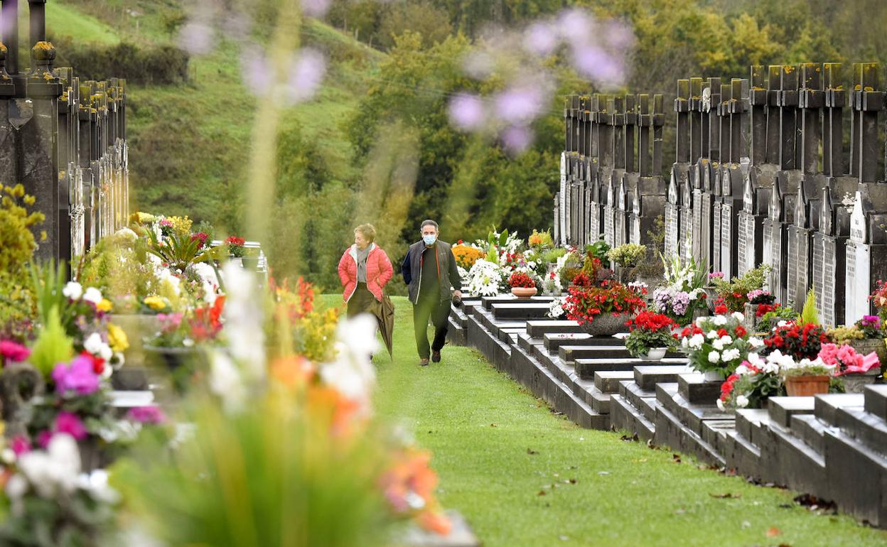 Flores en el cementerio de Tolosa en el Día de Todos los Santos. 