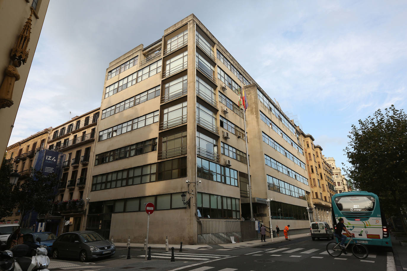 La delegación de Hacienda de la calle Okendo destaca por sus líneas geométricas y los ventanales de su fachada.
