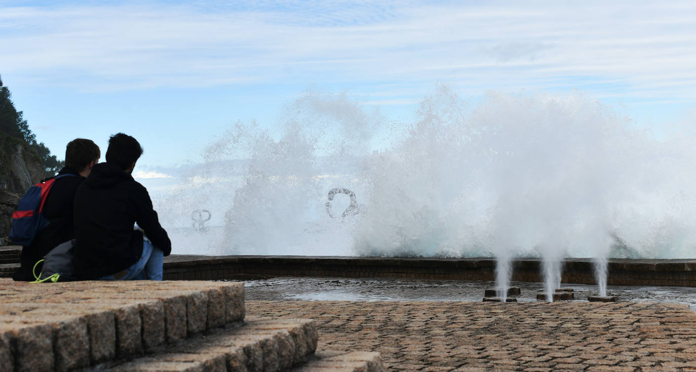 Fotos: Activan el aviso amarillo por galerna para esta tarde